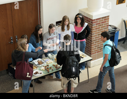 Schülerinnen und Schüler treffen auf eine nach der Schule Backen Verkauf Spendenaktion. Stockfoto