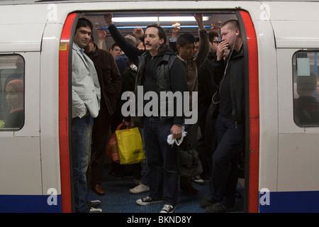 Abends Rush Hour - Victoria Line-Zug - Oxford Circus Station - London Underground Stockfoto