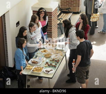 Schülerinnen und Schüler treffen auf eine nach der Schule Backen Verkauf Spendenaktion. Stockfoto