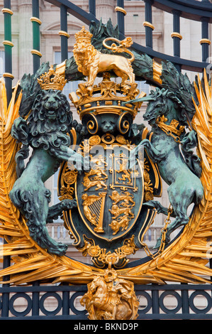 Königliche Wappen über dem Eingangstor des Buckingham Palace, London, England. Stockfoto