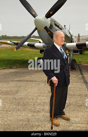 Veteran Weltkrieg pilot Peter Ayerst stand neben einer Spitfire. Stockfoto