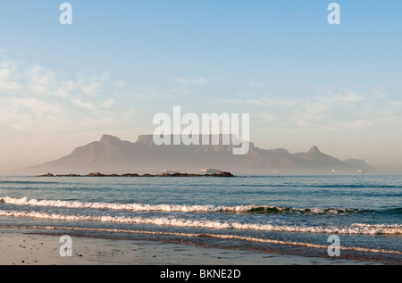 Spektakuläre Aussicht auf den Tafelberg von Blouberg Strand bei Sonnenaufgang. Cape Town, Südafrika Stockfoto