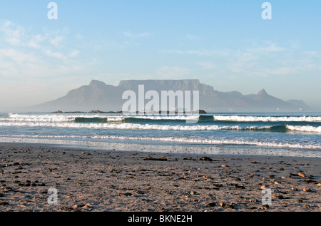 Spektakuläre Aussicht auf den Tafelberg von Blouberg Strand bei Sonnenaufgang. Cape Town, Südafrika Stockfoto