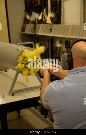 Forensischen Experten Feuer Pistole in Kevlar Kugelfang. Mit minimalen Auswirkungen können Kugeln abgefeuert in diese abgerufen werden. Stockfoto