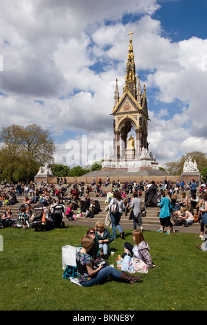 Eine Menge Leute genießen die Mai-Sonne und picknicken vor das Albert Memorial, London, 2010 Stockfoto