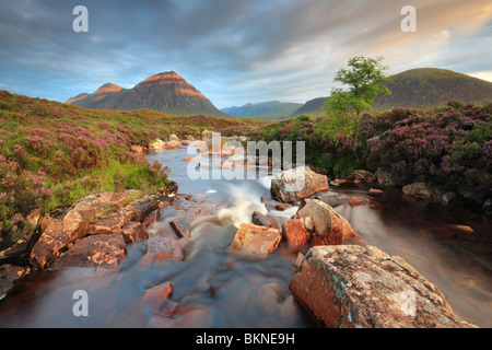 Sonne trifft die Spitze Stob Deargh über den Fluss Coupall in der Nähe von Glen Etive in den Highlands von Schottland, UK Stockfoto