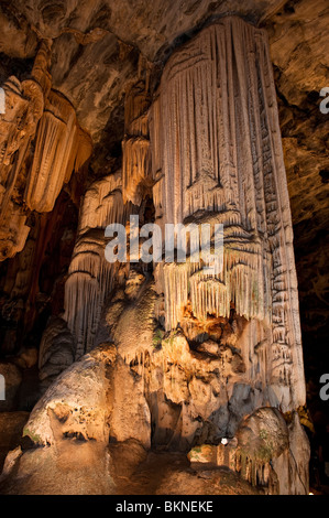 Die Orgel Rohre Felsformation in Van Zyl Halle. Die Cango Caves, Oudtshoorn, Western Cape, Südafrika Stockfoto