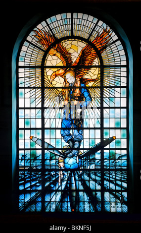 Nachbildung der Rolls-Royce Luftschlacht um England Glasfenster, die Piloten des zweiten Weltkrieges gewidmet. Stockfoto