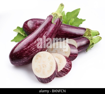 Lila Auberginen mit Blättern auf weißem Hintergrund Stockfoto