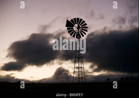 Windmühle Silhouette gegen Wolken Stockfoto