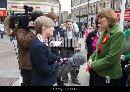 Harriet Harman MP im Interview mit der tv-Nachrichten-Crew bei der Werbetätigkeit für Labour-Partei in Newport West Wahlkreis South Wales UK Stockfoto