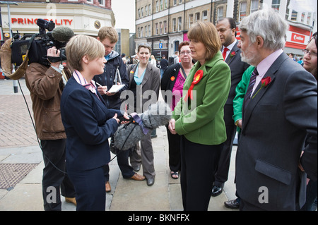 Harriet Harman MP im Interview mit der tv-Nachrichten-Crew bei der Werbetätigkeit für Labour-Partei in Newport West Wahlkreis South Wales UK Stockfoto