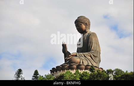 Profil von Schuss der Tian Tan "Big Buddha"-Statue, Monastery Po Lin Bronze, gesehen von Ngang Ping, Lantau Island, Hong Kong Stockfoto