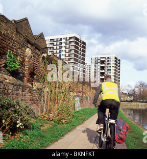 Ein Mann, Radfahren entlang der Leinpfad des Regents Canal eine gelbe fluoreszierende Weste in der Nähe von Hoxton in London UK KATHY DEWITT Stockfoto