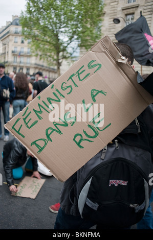 Feministinnen Demonstration im Mai 1, Mai Tag Demonstration, Paris, Frankreich, Detail handschriftlichen Zeichen lesen: "Feministinnen in der Straße' Stockfoto