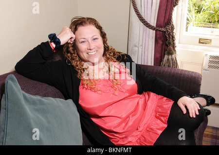 Jodi Picoult bei einem literarischen Mittagessen, starten Sie ihr neues Buch genannt Hausordnung. Sie sitzt entspannt im Gespräch mit Gästen auf das Mittagessen. Stockfoto