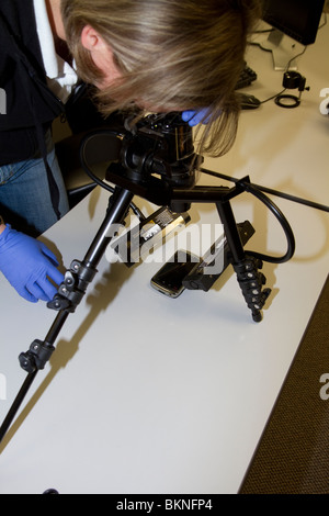 Forensik-Experte mit RUVIS reflektiert UV-Strahlen Imaging Systems, um Beweise zu prüfen. Nebraska State Patrol Crime Lab. Stockfoto