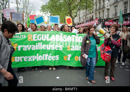 Menschenmassen, illegale Einwanderer, Sans Papiers Migrants Rights Groups, Demonstration am 1. Mai, 1. Mai, Demonstration am 1. Mai, Paris, Frankreich, friedliches Protestschild Stockfoto