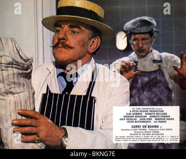 CARRY ON HINTER (1975) WINDSOR DAVIES, JACK DOUGLAS COBH 008FOH Stockfoto