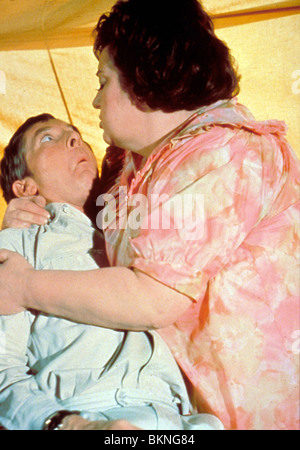 WEITERMACHEN, CAMPING (1969) KENNETH WILLIAMS, HATTIE JACQUES COCP 001 Stockfoto