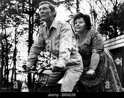 WEITERMACHEN, CAMPING (1969) KENNETH WILLIAMS, HATTIE JACQUES COCP 004 P Stockfoto