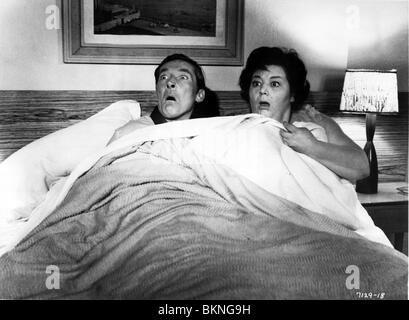 WEITERMACHEN, CAMPING (1969) KENNETH WILLIAMS, HATTIE JACQUES COCP 005 P Stockfoto