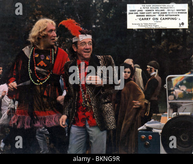 CAMPING (1969) BERNARD BRESSLAW, SID JAMES COCP 006FOH WEITER Stockfoto