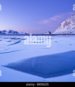 Eis auf Haukland Beach im Winter, Vestvagøy, Lofoten Inseln, Norwegen Stockfoto