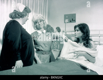 WEITERMACHEN, MATRONE (1972) HATTIE JACQUES, BARBARA WINDSOR, MADELEINE SMITH CRMT 019 Stockfoto