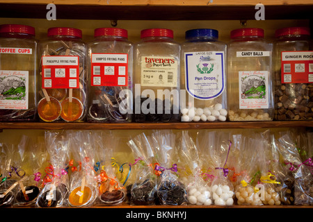 Verschiedene Sorten hart gekochter Süßigkeiten in Glasgefäßen. Süßwaren in den Regalen des Sweet Shop. GROSSBRITANNIEN Stockfoto