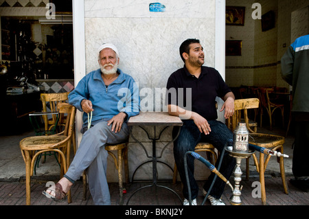 Ägyptische Männer genießen einen entspannten Nachmittag in einem Café in Kairo, Ägypten. Stockfoto