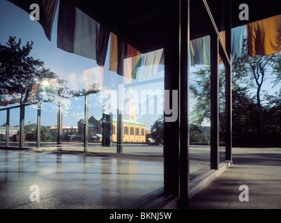 Spiegelbild im Fenster der neuen Nationalgalerie in Berlin von Mies van der Rohe entworfen. Stockfoto