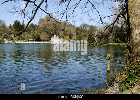 Menschen, die Vögel am Swanbourne See zu füttern. Arundel. West Sussex. England Stockfoto