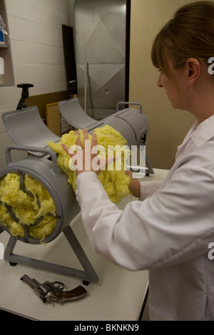 Forensiker Durchsuchen von Kevlar, eine Kugel zu finden. Ballistik, Nebraska State Patrol kriminaltechnische Labor. Stockfoto