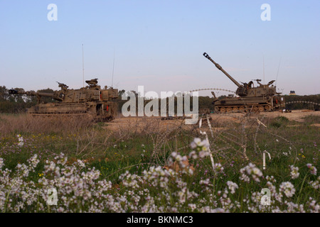 Israel, Gaza-Grenze, IDF Panzer in einem Feld nahe der östlichen Grenze des Gaza-israelischen Basis geparkt. Am 28. Februar 2008. Stockfoto