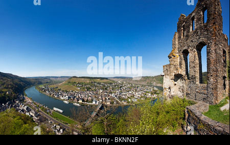 Panoramablick über Traben-Trarbach an der Mosel und Burgruine Grevenburg Stockfoto