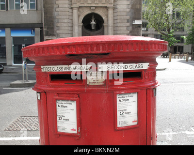 Royal Mail rot Briefkasten First Class Porto London UK Stockfoto