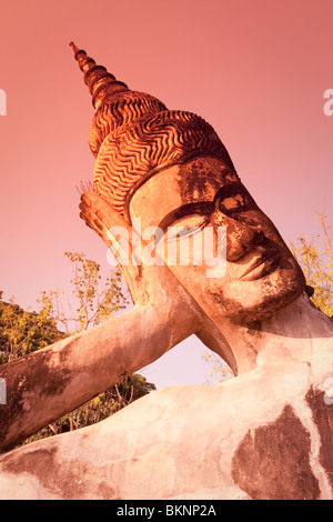 Großen liegenden Buddha Bild, Xieng Khuan Buddha Park, Vientiane, Laos Stockfoto
