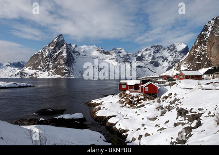 Fischers Fischerorten an der Küste in Hamnøy Fischerdorf auf Moskenesøy, einer von den Lofoten in Norwegen Stockfoto