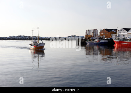 Trawler kehrt zurück, um nach dem Angeln auf Dorsch in Ballstad Fischerdorf auf Vestvågøy, einer von den Lofoten in Norwegen Bergen Stockfoto