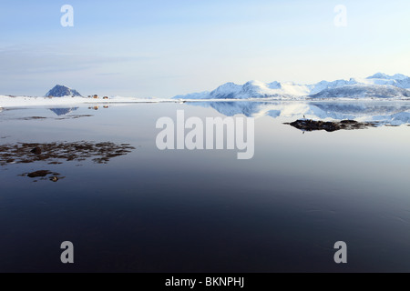 Blick über Steirapollen Einlass/See von der E10-Straße in der Nähe von Alstad auf Vestvågøy, einer von den Lofoten in Norwegen Stockfoto