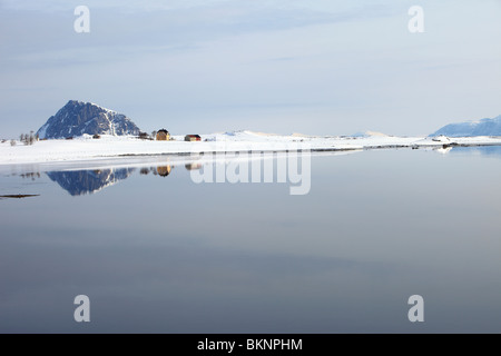 Blick über Steirapollen Einlass/See von der E10-Straße in der Nähe von Alstad auf Vestvågøy, einer von den Lofoten in Norwegen Stockfoto