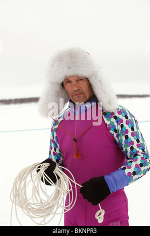 Saami Mann beim Rentier Racing World Cup, während Sámi Osterfestspiele in Kautokeino in Finnmarksvidda im arktischen Norwegen Stockfoto