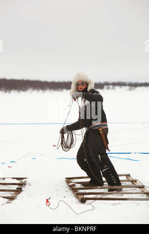 Saami Mann beim Rentier Racing World Cup, während Sámi Osterfestspiele in Kautokeino in Finnmarksvidda im arktischen Norwegen Stockfoto