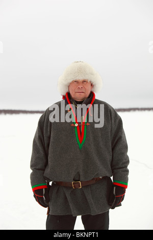 Saami Mann beim Rentier Racing World Cup, während Sámi Osterfestspiele in Kautokeino in Finnmarksvidda im arktischen Norwegen Stockfoto