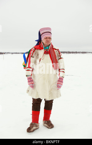 Saami Mann beim Rentier Racing World Cup, während Sámi Osterfestspiele in Kautokeino in Finnmarksvidda im arktischen Norwegen Stockfoto