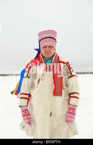 Saami Mann beim Rentier Racing World Cup, während Sámi Osterfestspiele in Kautokeino in Finnmarksvidda im arktischen Norwegen Stockfoto