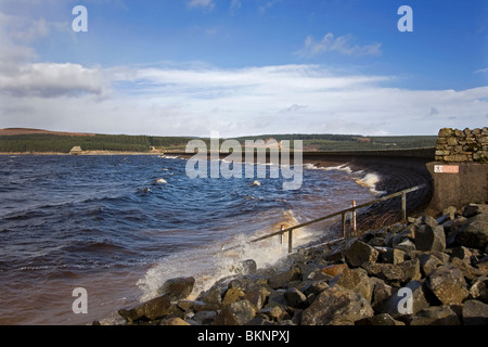 Kielder Wasserreservoir und dam mit Ventil-Turm Stockfoto