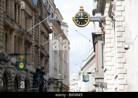 Historische Uhr und Straßenschilder an Gebäuden, Lombard Street, London, England Stockfoto