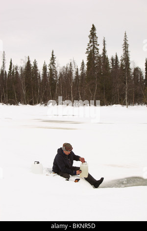 Die jährliche Sami Frühling Rentier Migration von Stubba nr Gällivare in Schweden durch ihrem angestammten Land in Lappland Stockfoto